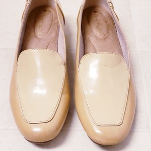 10 Gloria Vanderbilt leather/patent leather slip-on